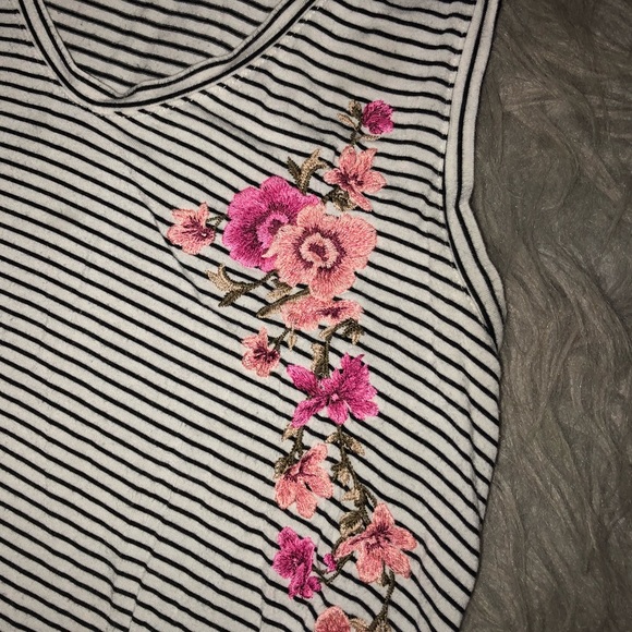 American Eagle Outfitters Tops - American Eagle Floral Embellished Flower Tank Top